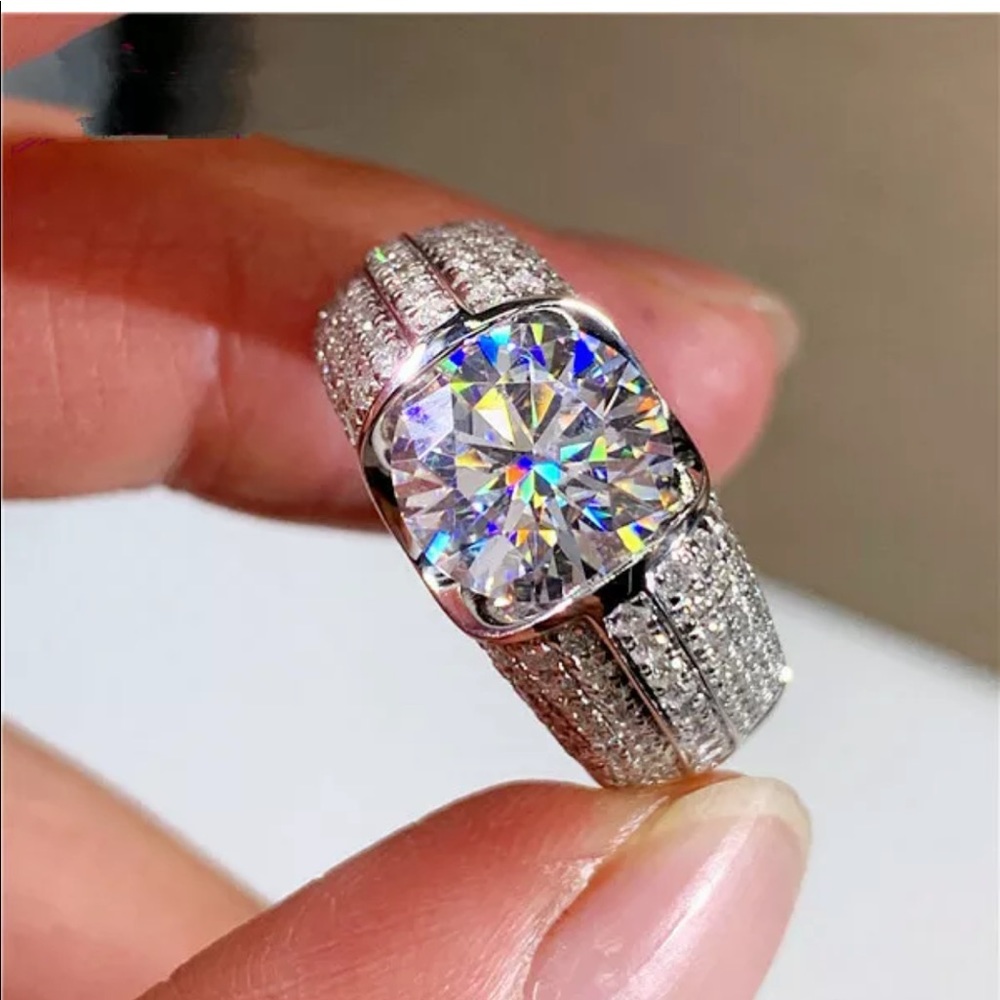 *New 925 Silver Round Cut Diamond Ring